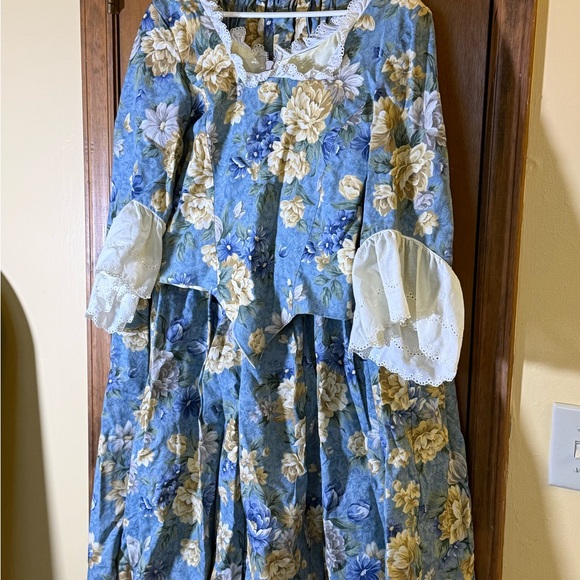 American Vintage Dresses & Skirts - American Vintage Blue and Cream Floral Skirt Set with Apron